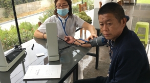 景泰玻璃邀請連云港長(cháng)壽醫院體檢科醫務(wù)人員來(lái)公司對公司員工進(jìn)行職業(yè)健康體檢