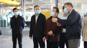 2020年04月30日，市工信局副局長(cháng)謝萬(wàn)寶，縣工信局局長(cháng)周興干，副局長(cháng)朱光莆等相關(guān)領(lǐng)導到江蘇景泰玻璃有限公司視察