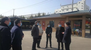 2月23日上午，縣委常委、高新區黨工委書(shū)記郭鵬到景泰玻璃督導企業(yè)復工復產(chǎn)